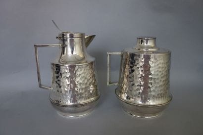 Deux thermos à corps cylindrique légèrement...