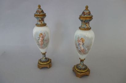 Paire de petits vases couverts sur piédouches...