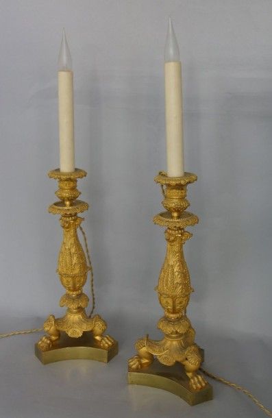 Paire de flambeaux en bronze ciselé et doré,...
