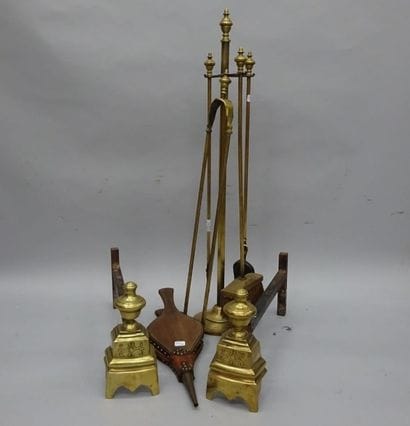 Nécessaire de cheminée quatre pièces, comprenant:-...