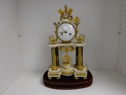 Pendule portique en marbres blanc et noir...
