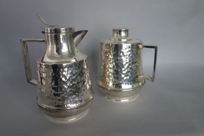Deux thermos à corps cylindrique légèrement...