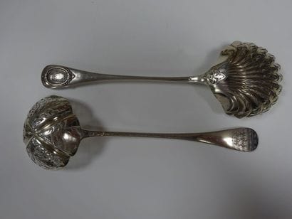 Deux cuillères à saupoudrer en argent (925)...