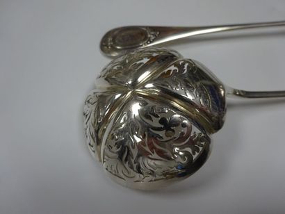 Deux cuillères à saupoudrer en argent (925)...