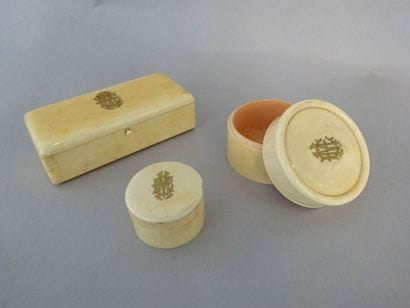 Partie de garniture de toilette en ivoire...