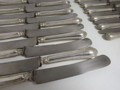 TRAVAIL ÉTRANGER
Séries de douze couteaux...