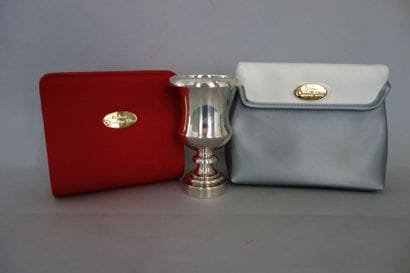 CHRISTIAN DIOR
Petit vase Médicis en métal...