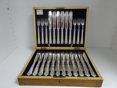Série de dix-huit couverts à poisson en métal...
