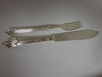 Série de dix-huit couverts à poisson en métal...