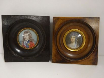 Deux miniatures: - Portrait d'une élégante.-...