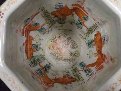 CHINE
Vasque à poisson octogonale en porcelaine...