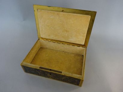 Boîte rectangulaire en métal argenté et doré,...