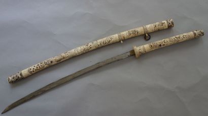JAPON
Katana à la fusée et au fourreau en...
