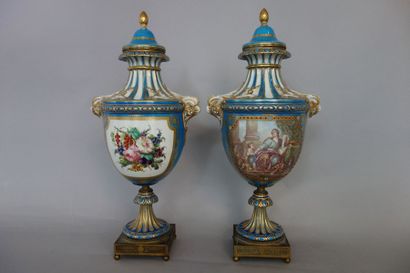 Dans le goût de SÈVRES
Paire de vases couverts...