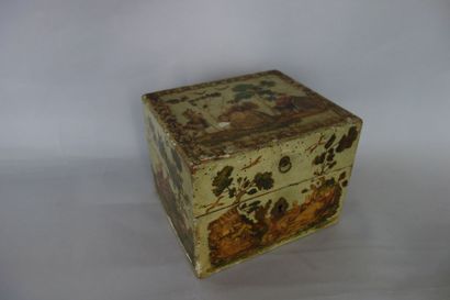 ITALIE
Boîte en bois laqué vert pâle à décor...