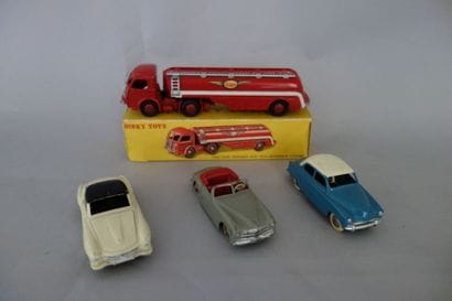 DINKY TOYS France
Lot: - Tracteur Panhard...