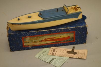 HORNBY
Canot de course en métal peint. Dans...
