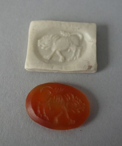 Intaille ovale. Lion passant à gauche. Agate....