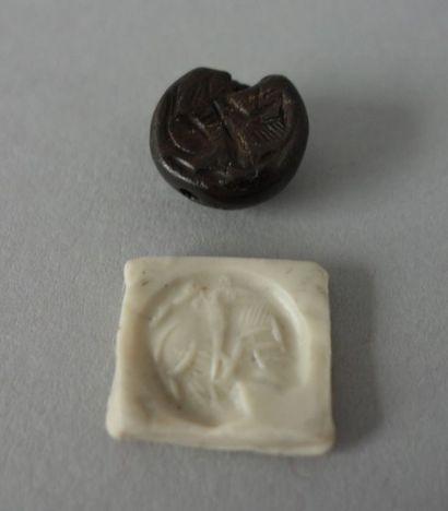 Intaille pendentif hémi circulaire. Hématite....