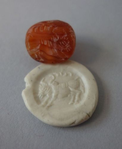 Intaille pendentif hémi-ellipsoïde. Taureau...