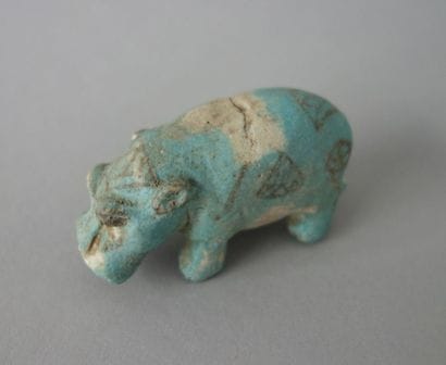 Hippopotame. Faïence vert clair. Petit décor...
