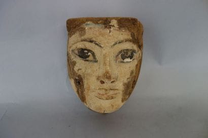 Masque-portrait funéraire. Bois stuqué et...