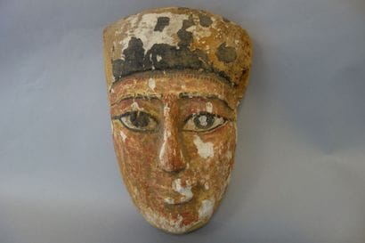 Masque-portrait funéraire. Bois stuqué et...