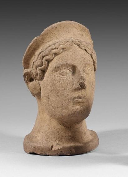 Tête d'une divinité féminine en terre cuite....