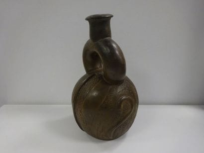 Vase globulaire à anse en étrier. Céramique...
