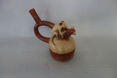 Vase à anse en étrier, orné de deux rats...