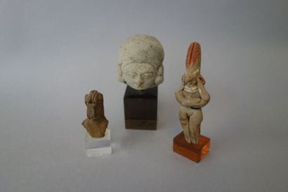 Lot: - Buste d'une statuette. Terre cuite....
