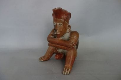 Personnage assis, en position ithyphallique,...