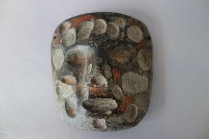 Masque pendentif. Pierre dure grise, rehauts...