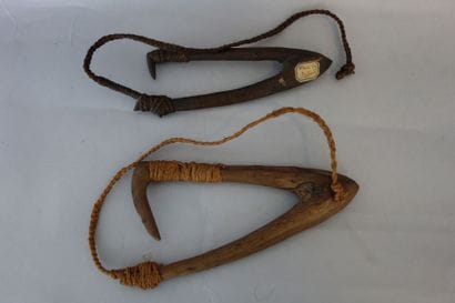 Deux grands hameçons en bois et fibre végétale....