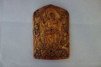 Christ bénissant, assis dans une mandorle,...