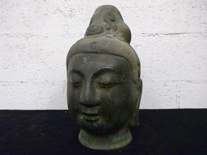 Tête de Bouddha. Epreuve en bronze à patine...