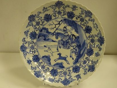 CHINE
Coupe en porcelaine à bords polylobés...
