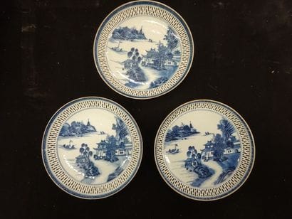 CHINE
Suite de trois grandes assiettes en...