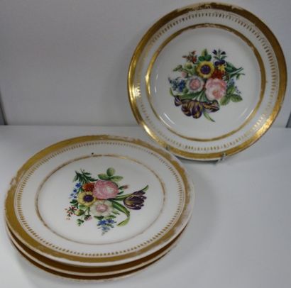 Quatre assiettes en porcelaine blanche à...
