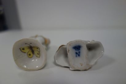 Bouteille miniature en porcelaine émaillée...