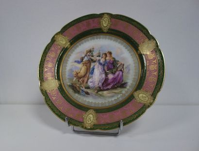 VIENNE
Assiette en porcelaine émaillée polychrome...