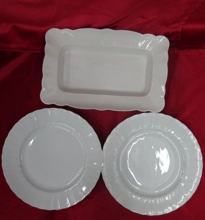 LIMOGES
Partie de service de table en porcelaine...