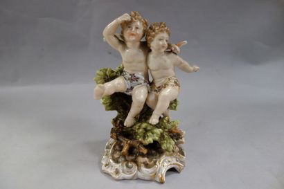 Sujet en porcelaine représentant deux angelots...
