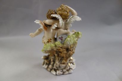 Sujet en porcelaine représentant deux angelots...