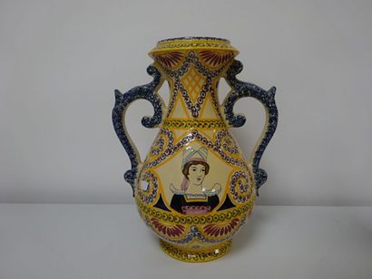 HENRIOT à Quimper
Vase de forme balustre...