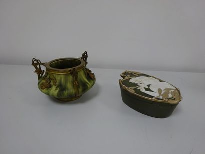 Lot: - Boite de style Art Nouveau en biscuit...