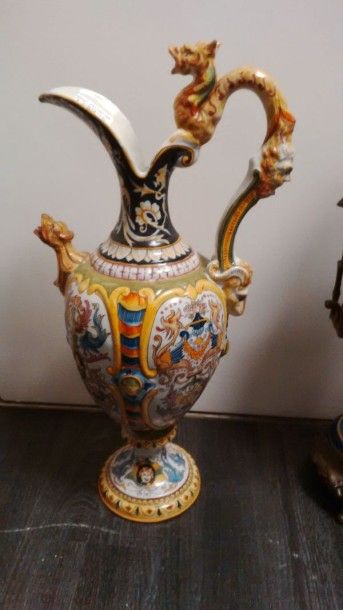 Aiguière en faïence à décor polychrome. Néo...