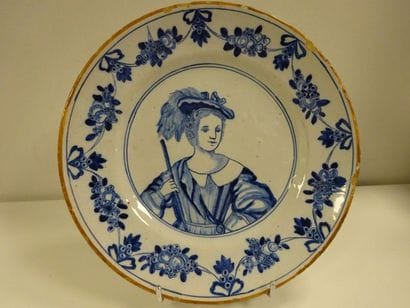 DELFT
Assiette en faïence à décor en camaïeu...
