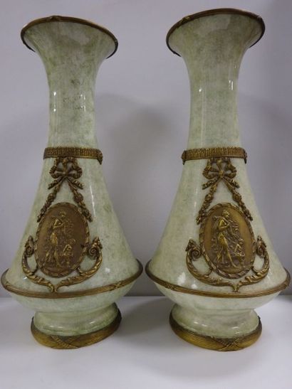 Paire de vases en céramique émaillée vert...
