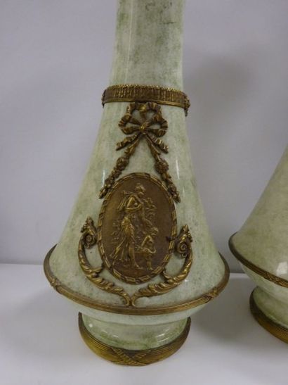 Paire de vases en céramique émaillée vert...
